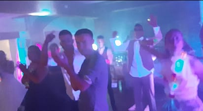 applaudissements des invités fin de soirée mariage domaine de Rombeau RIVESALTES